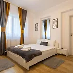 Mm Aparthotel Near To Coresi Mall With Free Parking