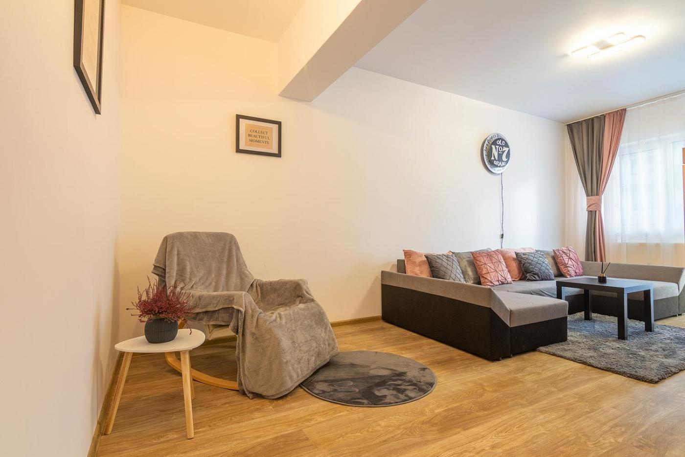 Apartment Mm Near To Coresi Mall With Free Parking