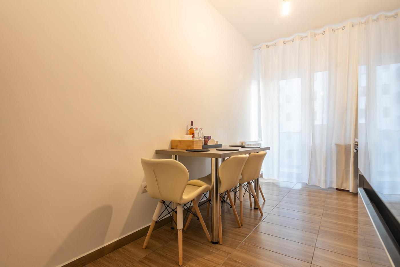Apartment Mm Near To Coresi Mall With Free Parking *