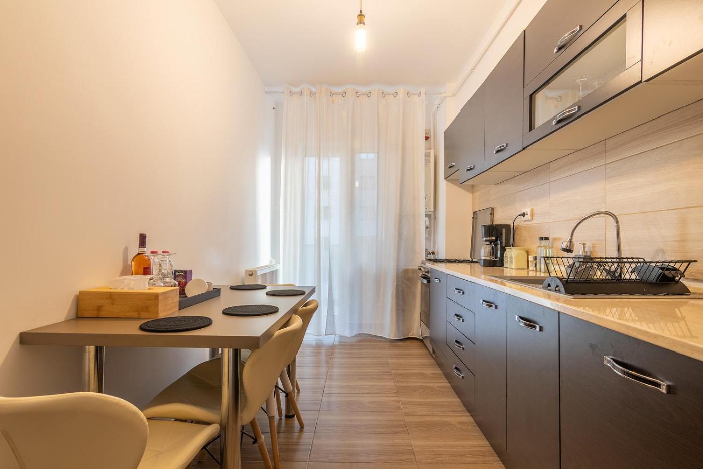 Apartment Mm Near To Coresi Mall With Free Parking *