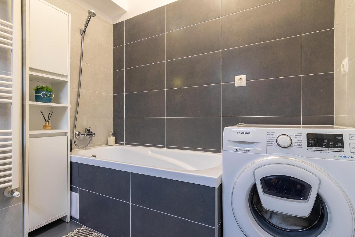 Mm Near To Coresi Mall With Free Parking Apartment Brașov
