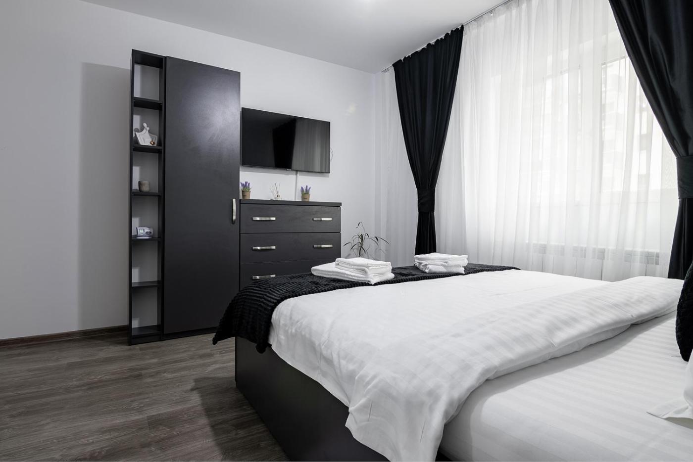 Mm Near To Coresi Mall With Free Parking Apartment