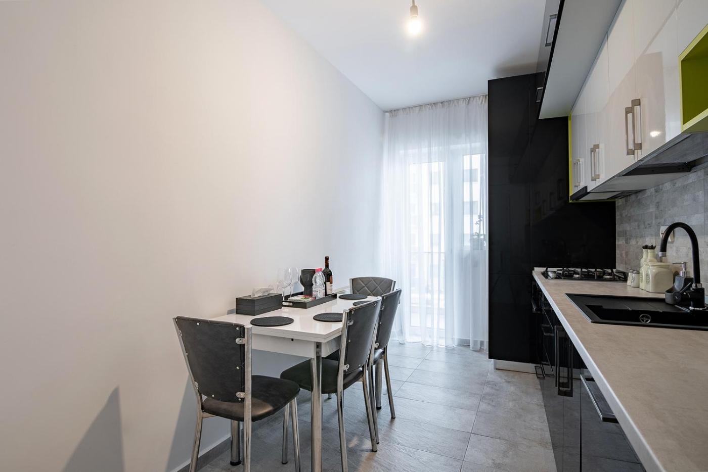 Apartment Mm Near To Coresi Mall With Free Parking *